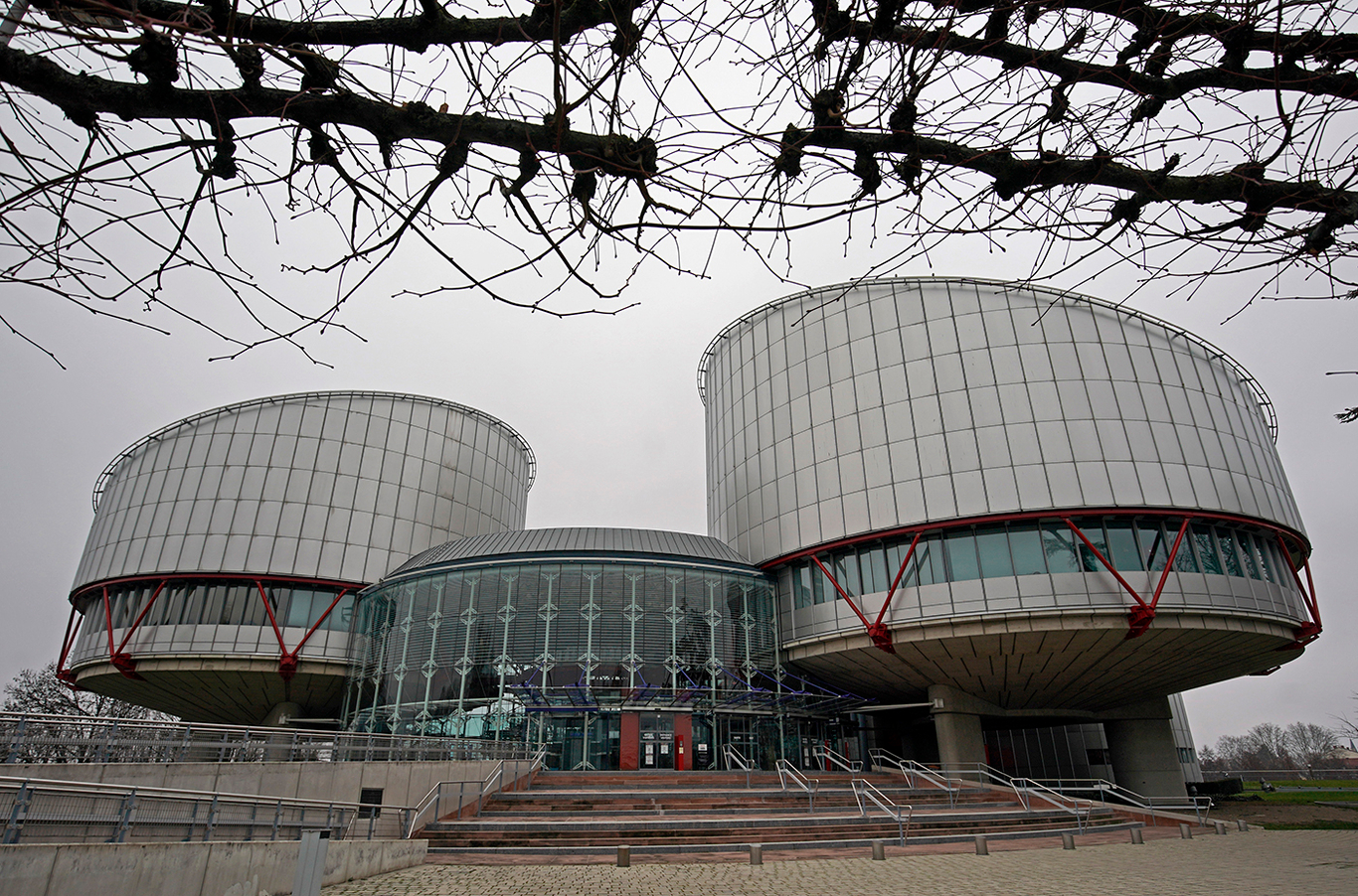 Вид снаружи на здание Европейского суда по правам человека (ЕСПЧ). Страсбург, Франция. 17 июля 2014 года. Фото: Ronald Wittek / EPA