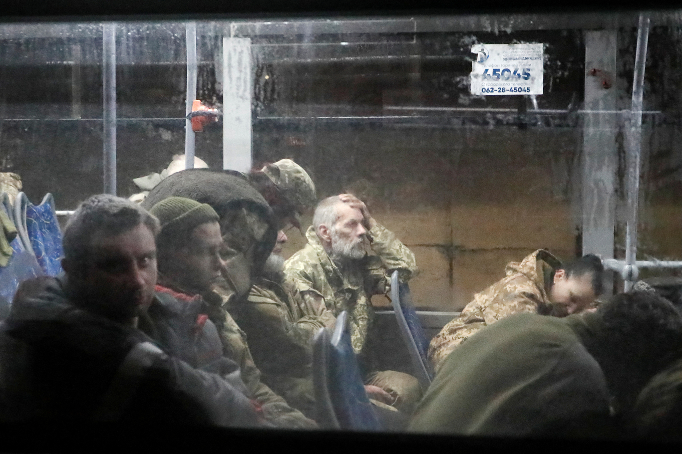 Военнослужащие вооруженных сил Украины, сдавшиеся в плен на осажденном металлургическом комбинате «Азовсталь» в Мариуполе, сидят в автобусе под сопровождением российских военных. Оленовка, Украина. 20 мая 2022 года. Фото: Alexander Ermochenko / Reuters / Scanpix / LETA