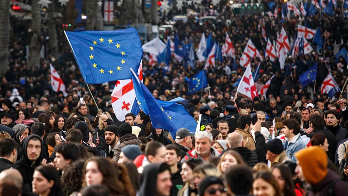 Люди празднуют на митинге после предоставления Грузии статуса официального кандидата на вступление в Европейский союз в центре Тбилиси, Грузия, 15 декабря 2023 года. Фото: David Mdzinarishvili / EPA-EFE