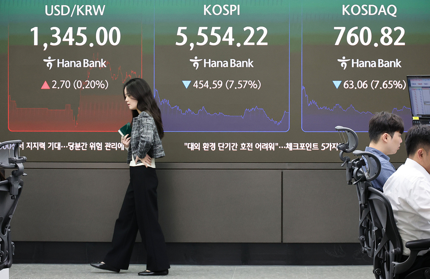 Экран с финансовыми данными в операционном зале Hana Bank. Сеул, Южная Корея. 15 октября 2026 года. Фото: Yonhap South Korea / EPA