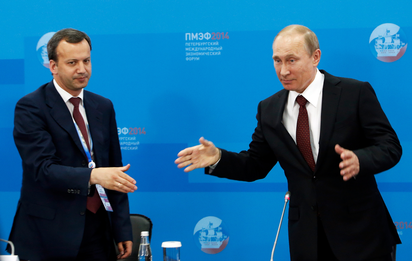 Владимир Путин и зампредседателя правительства Аркадий Дворкович на сессии Петербургского международного экономического форума. Санкт-Петербург. 24 мая 2014 года. Фото: Сергей Карпухин / Reuters / Scanpix / LETA