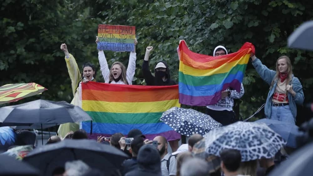 LGBT community representatives hold a poster saying 'I do not recognize the power that does not allow me to start a family' during an unauthorized rally following the results of the vote on amendments to the Russian Constitution in the Pushkinskaya square in Moscow, Russia, 15 July 2020. Photo: EPA-EFE/YURI KOCHETKOV