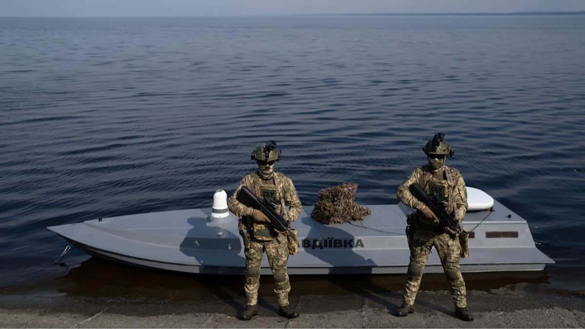Украинские военнослужащие стоят перед морским дроном Sea Baby «Авдеевка» во время презентации Службы безопасности Украины, Киевская область, Украина, 5 марта 2024 года. Фото: Evgeniy Maloletka / AP Photo / Scanpix / LETA