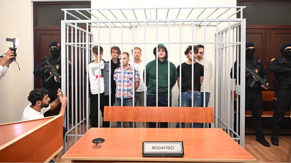 Задержанные россияне в клетке для обвиняемых в суде Баку, Азербайджан, 1 июля 2025 года. Фото: АЗЕРТАДЖ