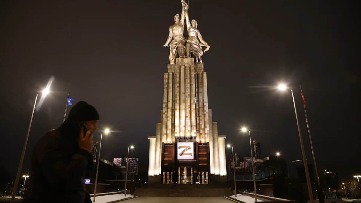 Памятник рабочему и колхознице в Москве с буквой Z, 31 декабря 2022 года. Фото: Contributor/Getty Images