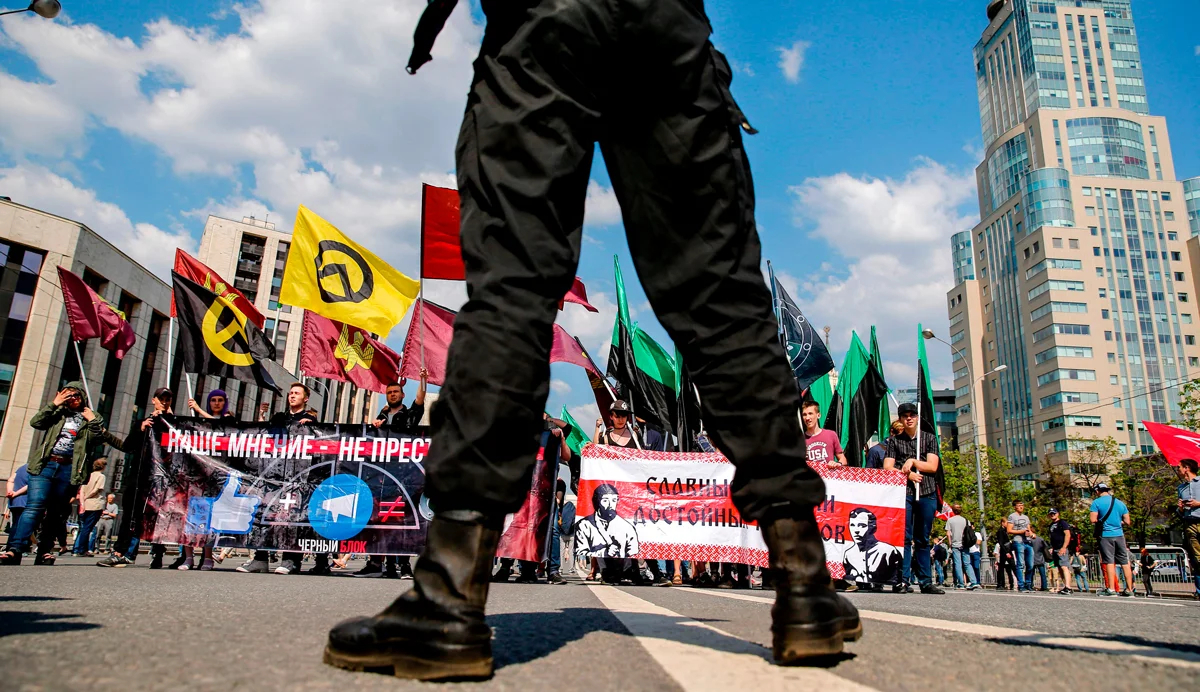 Полицейский на фоне участников акции за свободный интернет, Москва, 13 мая 2018 года. Фото: Максим Земеев / AFP Photo / Scanpix / LETA