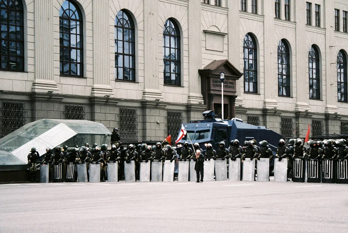 Nina Bahinskaya faces down the riot police, 28 September 2020. Photo: Jana Shnipelson / Flickr (CC0)
