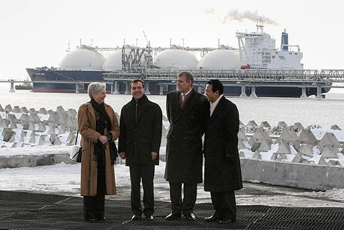 Russian and Western politicians visit the Sakhalin-II project on 18 February 2009. Photo by Wikimedia Commons , CC BY 4.0