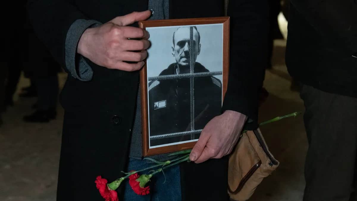 Портрет Алексея Навального у памятника жертвам политических репрессий в Санкт-Петербурге. Фото: Андрей Бока/SOPA Images/ Getty Images