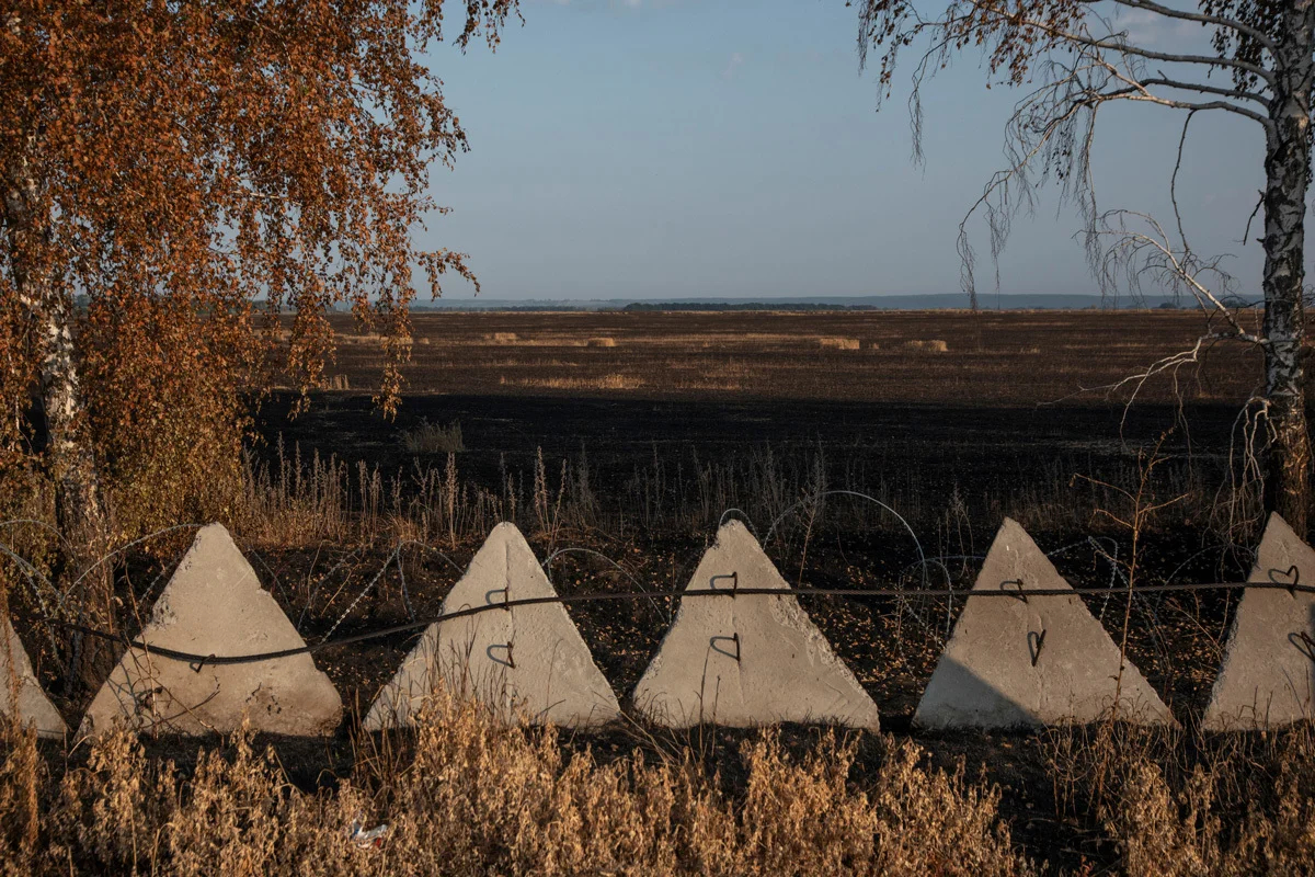 Въезд в село Безымено, защитные укрепления («зубы дракона»). На фоне сожженное поле пшеницы. Фото: Анатолий Ольшанский