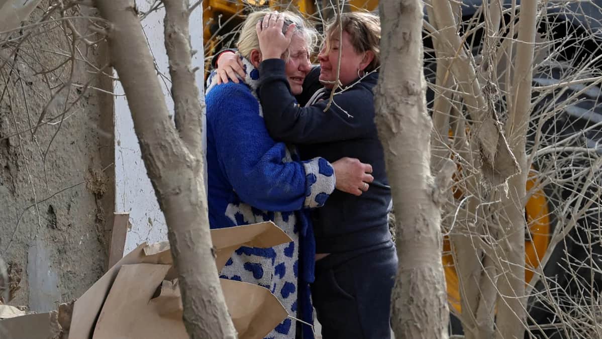 Жители Херсона на месте разрушений после российского удара по городу, 15 марта 2025 года. Фото: Ivan Antypenko / Reuters / Scanpix / LETA