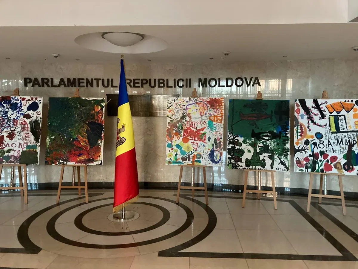 Выставка детских антивоенных рисунков в парламенте Молдовы. Фото: Илья Азар, для «Новой газеты. Европа»