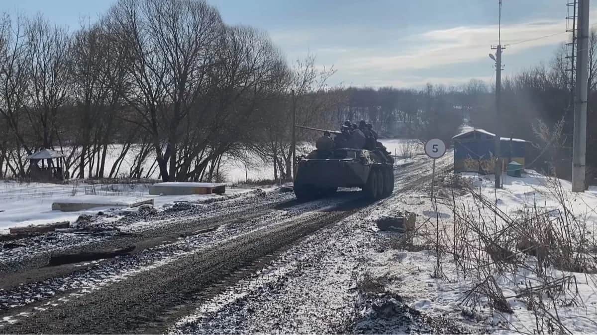 Российские военные пересекают российско-украинскую границу в Грабовском Сумской области, март 2022 года. Скриншот из видео: Минобороны России