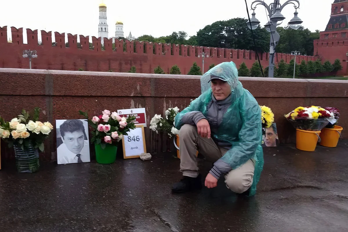 Фото волонтёра Ивана Скрипниченко на Большом Москворецком мосту, 22 июня 2017 года. Фото: nemtsov-most.org