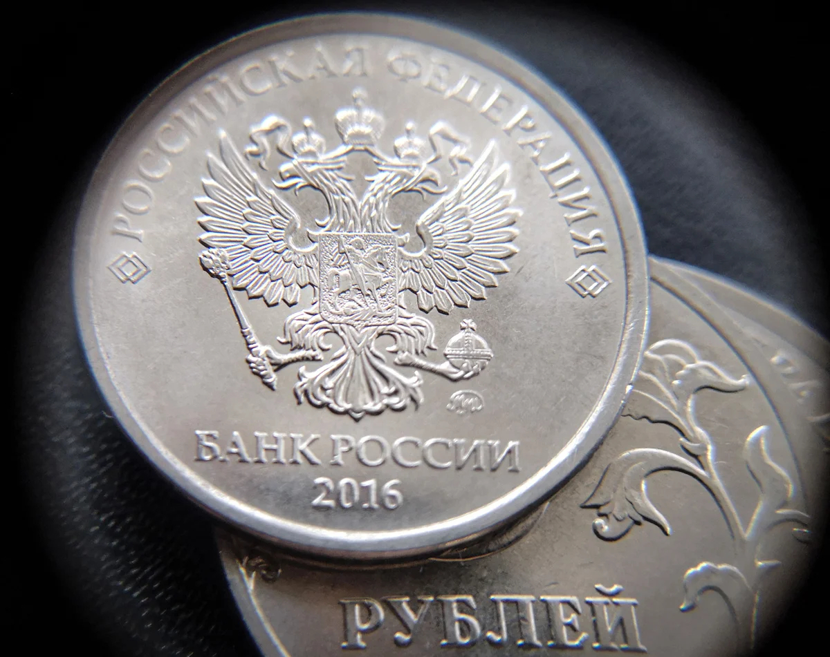 Монеты номиналом 5 рублей с государственным гербом и надписью «Банк России». Фото: Александр Неменов / AFP / Scanpix / LETA