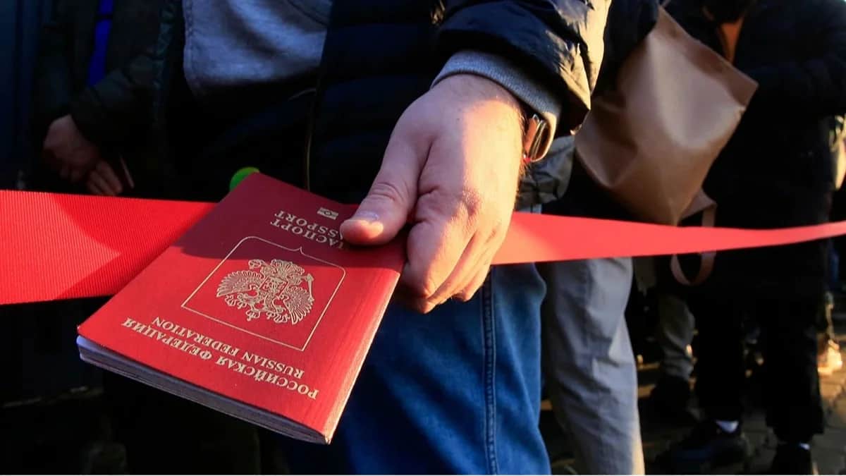 A man holds out his passport while queuing to vote in the presidential elections outside the Russian Embassy in Almaty, Kazakhstan, 17 March 2024. Photo: Ruslan Pryanikov / AFP / Scanpix / LETA