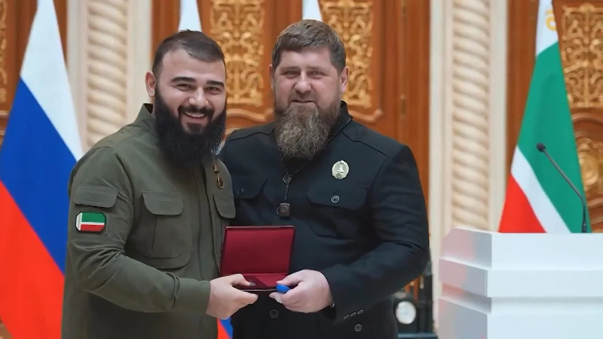 Рамзан Кадыров награждает Хамзата Кадырова орденом за заслуги перед отечеством, 9 ноября 2023 года. Фото: Рамзан Кадыров / VK