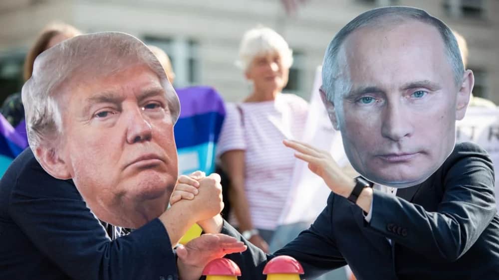 Активисты в масках Птуина и Трампа во время перформанса в Берлине, 1 августа 2019 год. Фото: EPA-EFE/OMER MESSINGER