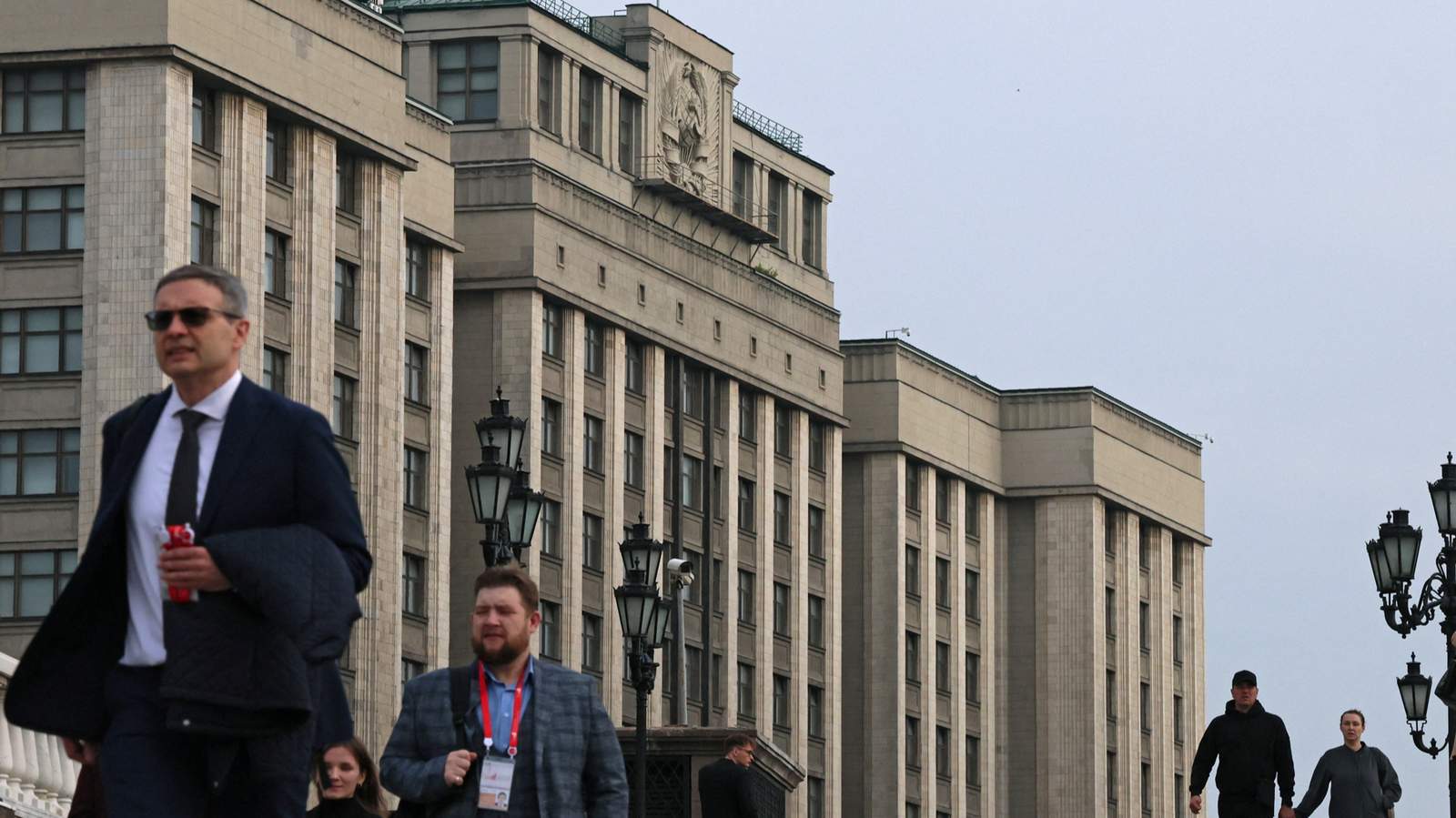 Прохожие у здания Государственной думы РФ на следующий день после проведения выборов. Москва. 21 сентября 2026 года. Фото: Анастасия Барашкова / Reuters / Scanpix / LETA
