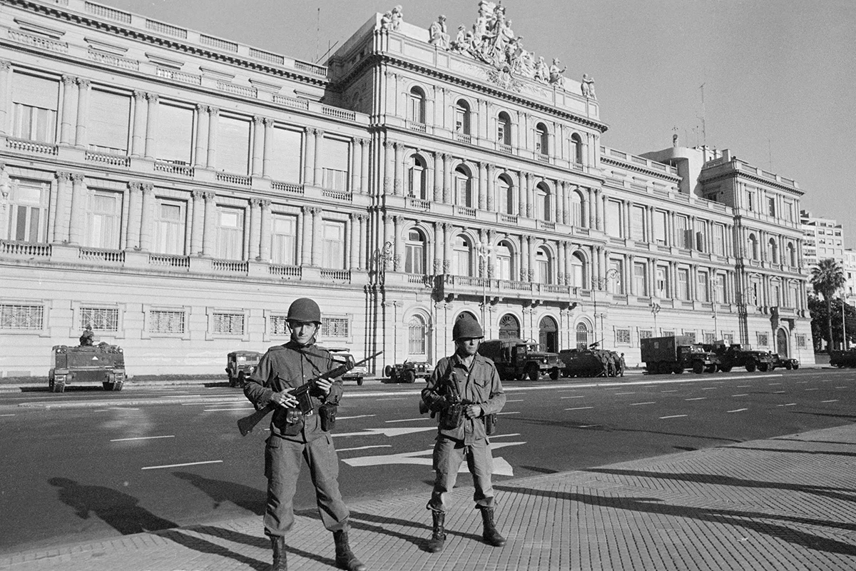 Солдаты перед Президентским дворцом в Буэнос-Айресе, 24 марта 1976 года. Фото: Bettmann / Kontributor / Getty Images