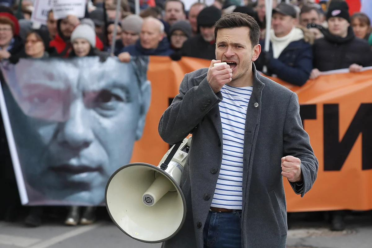 Илья Яшин на марше памяти Бориса Немцова в сентябре 2020 года. Фото: Юрий Кочетков / EPA-EFE