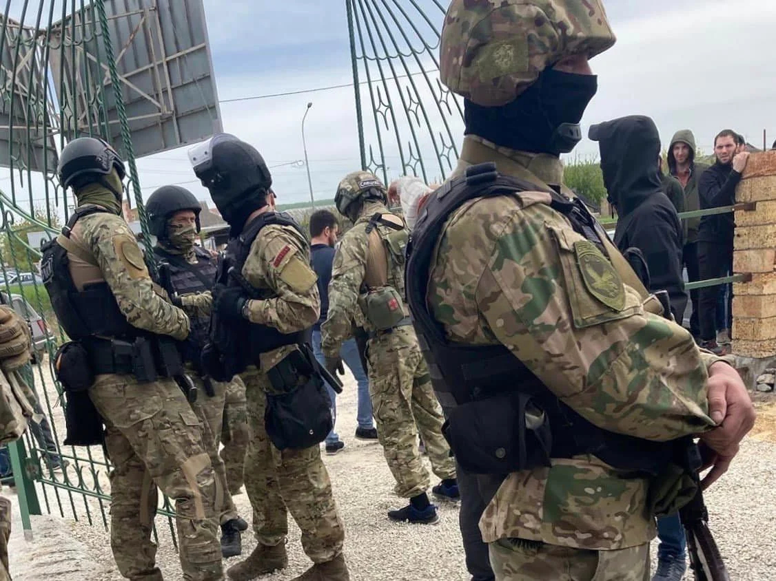 Сотрудники Центра по противодействию экстремизму проводят рейд в мечети «Сувукъ-дере» в Симферополе, май 2023 г. Фото: Facebook