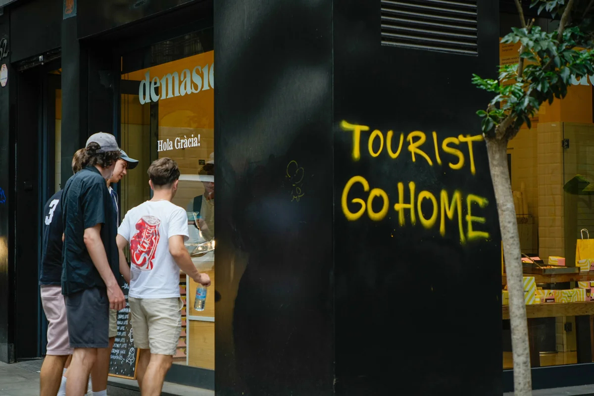 Графити «Tourist Go Home» в Барселоне, август 2024 года. Фото: Eric Renom / LaPresse / Shutterstock / Rex Features / Vida Press