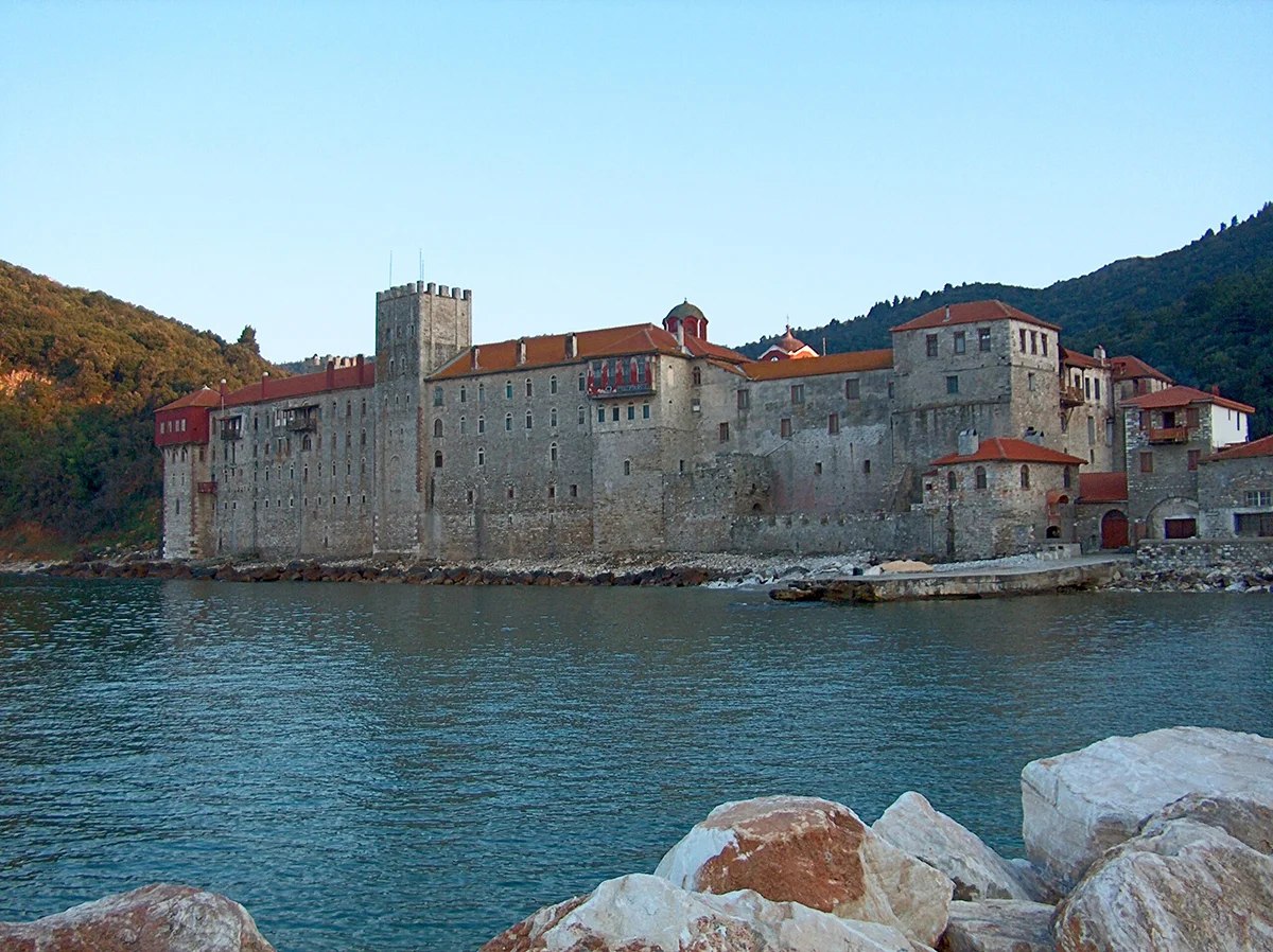 Монастырь Эсфигмен со стороны моря. Фото: Wikimedia