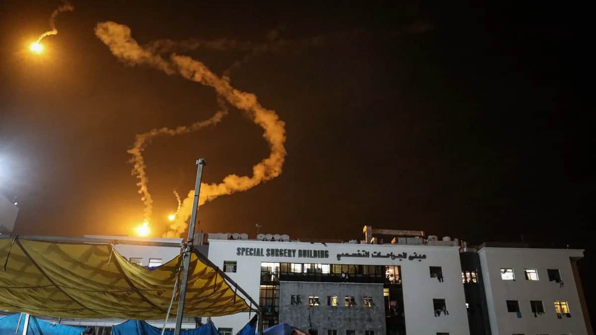 Осветительные ракеты над госпиталем «Аль-Шифа» в сектора Газа. Фото: Ahmad Salem / Bloomberg / Getty Images