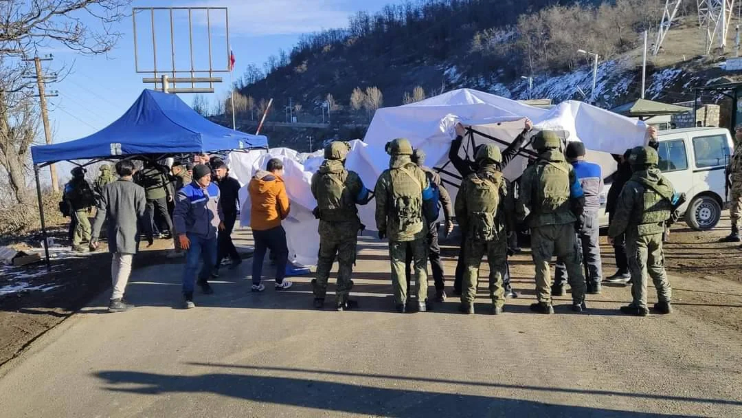Азербайджанские экологи, устанавливают палатки на дороге, соединяющую Армению и Карабах. Лачинский коридор, декабрь, 2022 г. Фото: Telegram