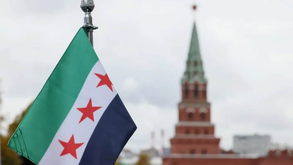 A Syrian flag attached to a car in the motorcade transporting Syrian President Ahmed al-Sharaa before his meeting with Vladimir Putin in Moscow, Russia, 15 October 2025. EPA/SERGEI SAVOSTYANOV / SPUTNIK / KREMLIN POOL