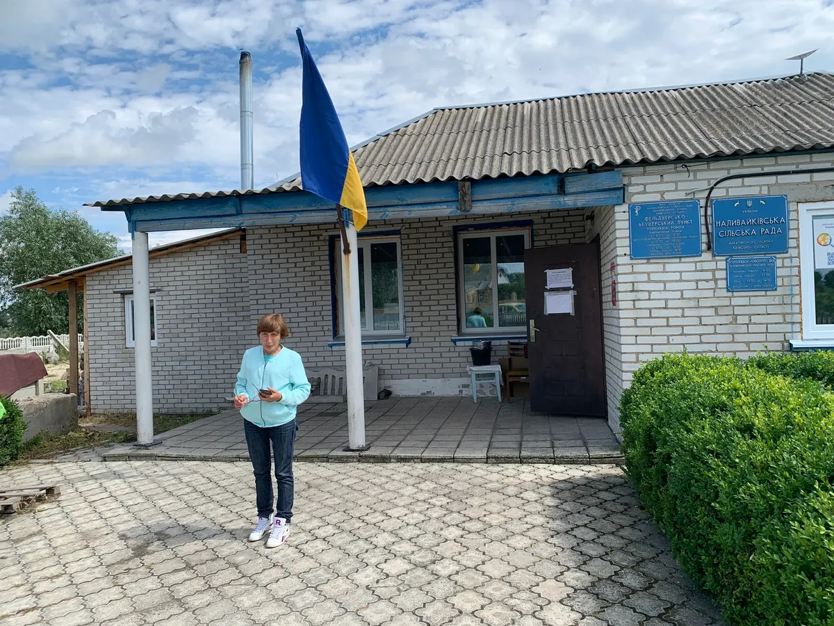 Маргарита Стахивна Терехова, староста Наливайковки, хочет, чтобы помимо футбольного поля с искусственным покрытием в селе был свой скейт-парк. А пока добывает шифер, чтобы люди перекрыли к зиме крыши. Фото: Ольга Мусафирова.