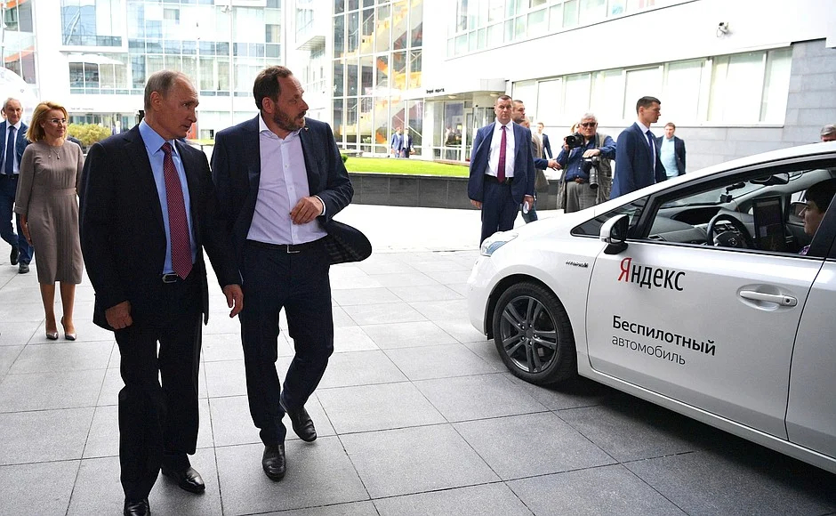 Аркадий Волож демонстрирует прототип беспилотного автомобиля Владимиру Путину в штаб-кватире Яндекса в сентябре 2017-го года. Фото: Wikimedia Commons , CC BY-SA 4.0