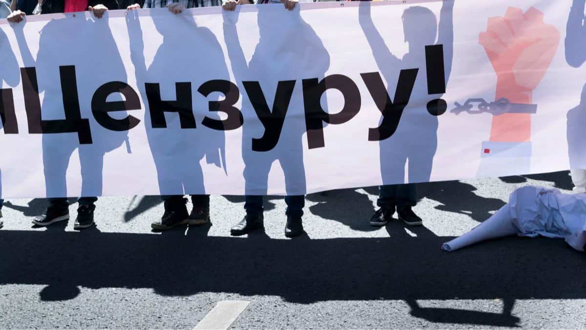 Участники митинга с плакатом «Долой цензуру!» во время шествия против государственной политики в области интернета, Москва, 23 июля 2017 года. Фото: Иван Секретарев / AP / Scanpix / LETA