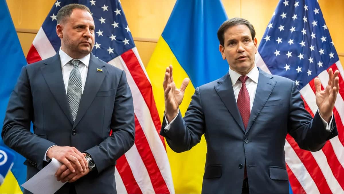 Руководитель Офиса президента Украины Андрей Ермак и госсекретарь США Марко Рубио общаются с прессой во время консультаций по мирному плану Трампа в миссии США в Женеве, Швейцария, 23 ноября 2025 года. Фото: Martial Trezzini / EPA