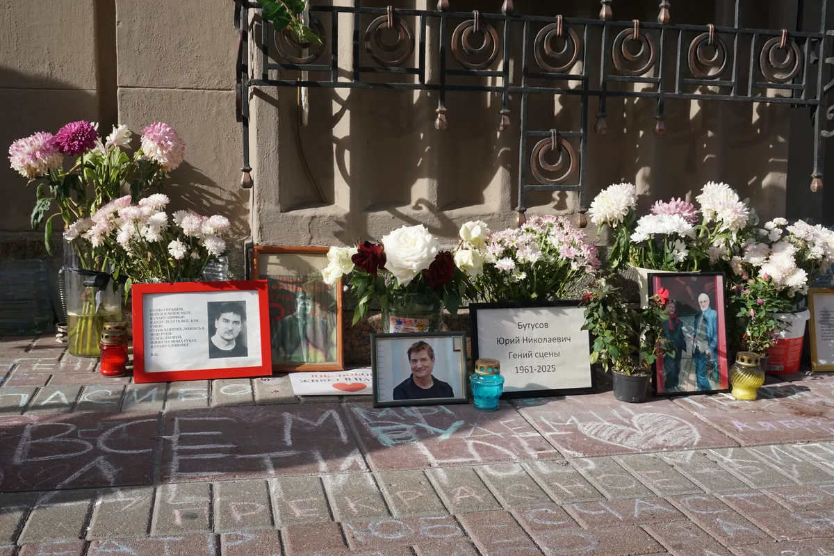 Фото стихийного мемориала Юрию Бутусову у Театра имени Вахтангова, 14.09.2025. Фото: «Новая газета Европа»