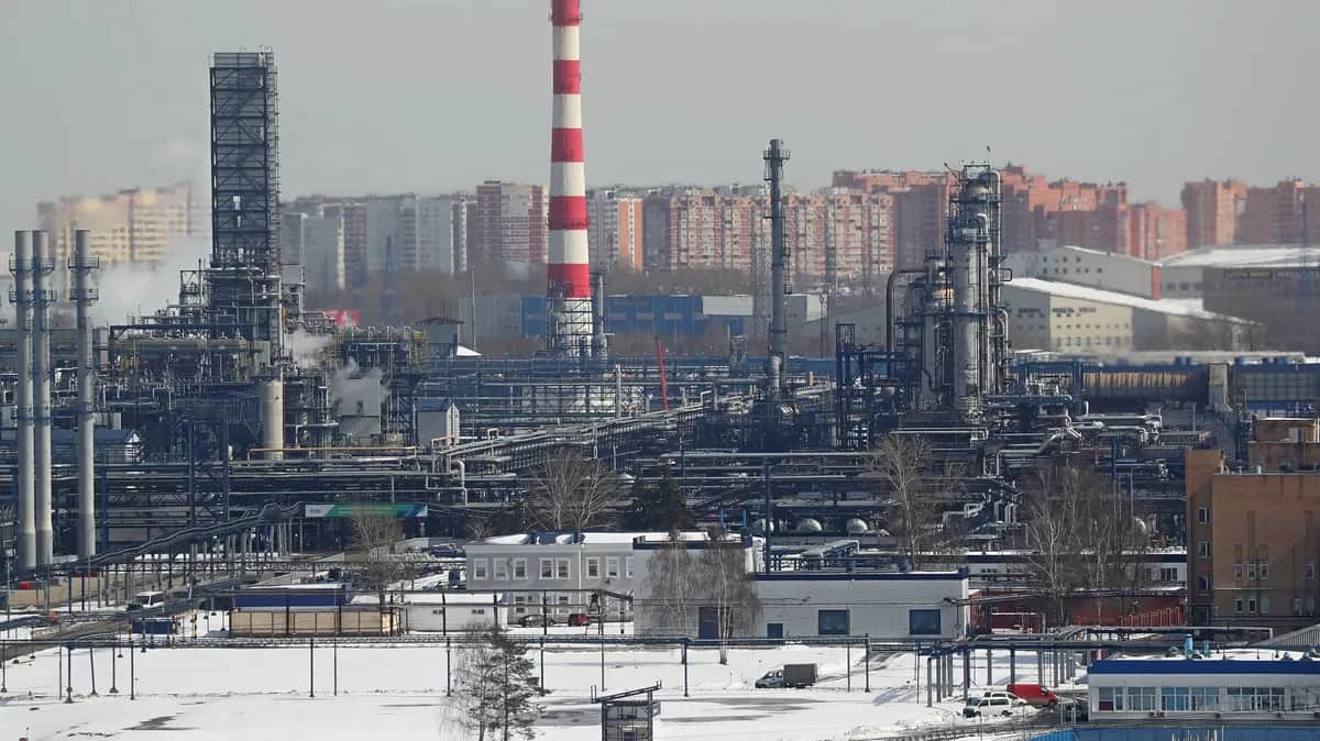 The Gazpromneft Moscow Petroleum Refinery, 4 April 2022. Photo: EPA/MAXIM SHIPENKOV