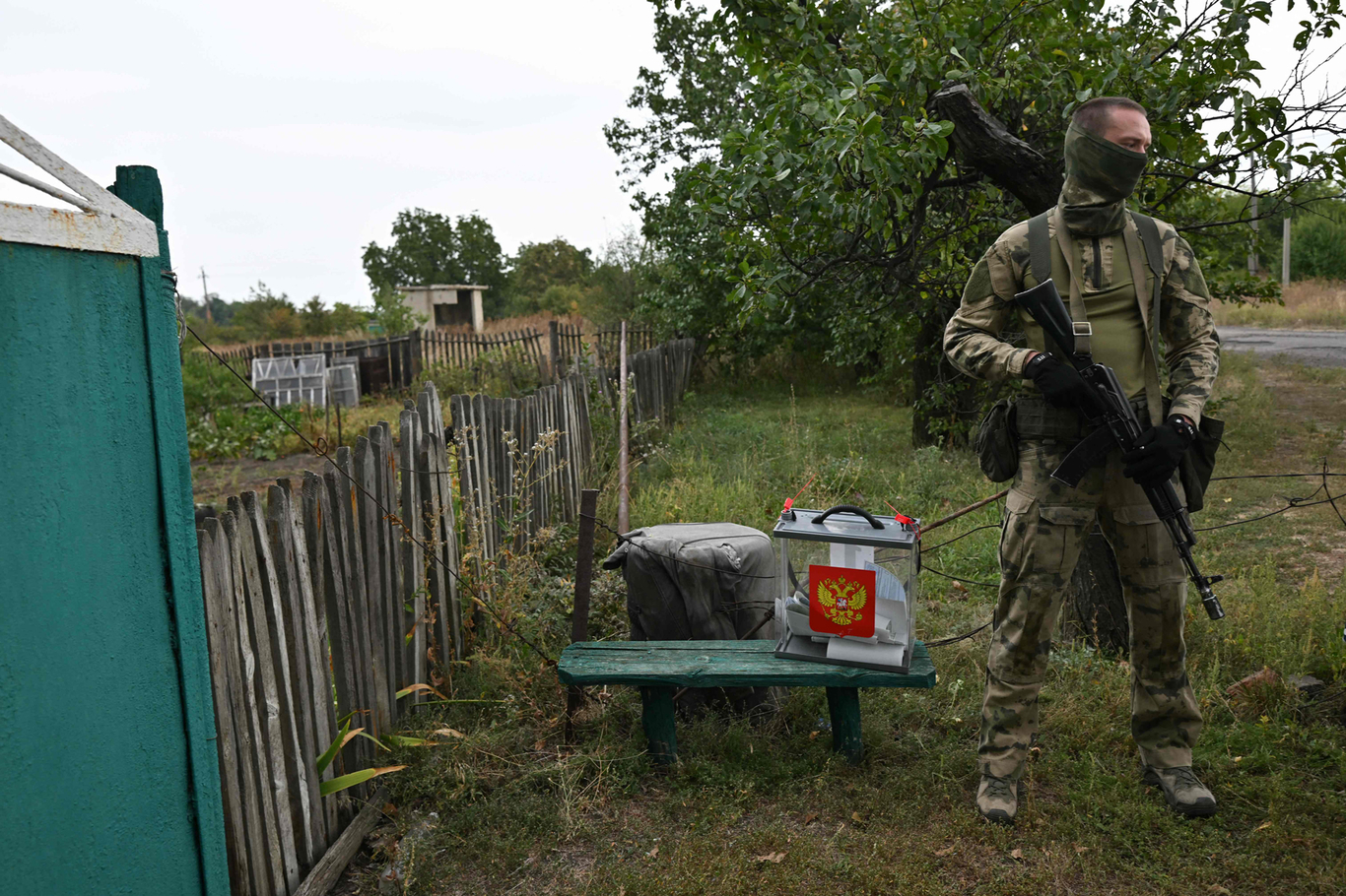 Российский военнослужащий стоит рядом с переносной урной во время надомного досрочного голосования. Поселок Вербовка, Донецкая область, Украина. 14 сентября 2026 года. Фото: AFP / Scanpix / LETA