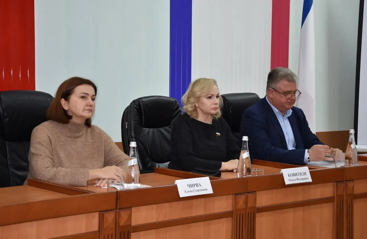 Ольга Ковитиди (в центре). Фото: телеграм-канал Минздрава Крыма