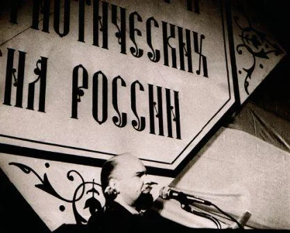Игорь Огурцов выступает с трибуны Конгресса гражданских и патриотических сил. Москва, февраль 1992 года. Фото: ВСХСОН
