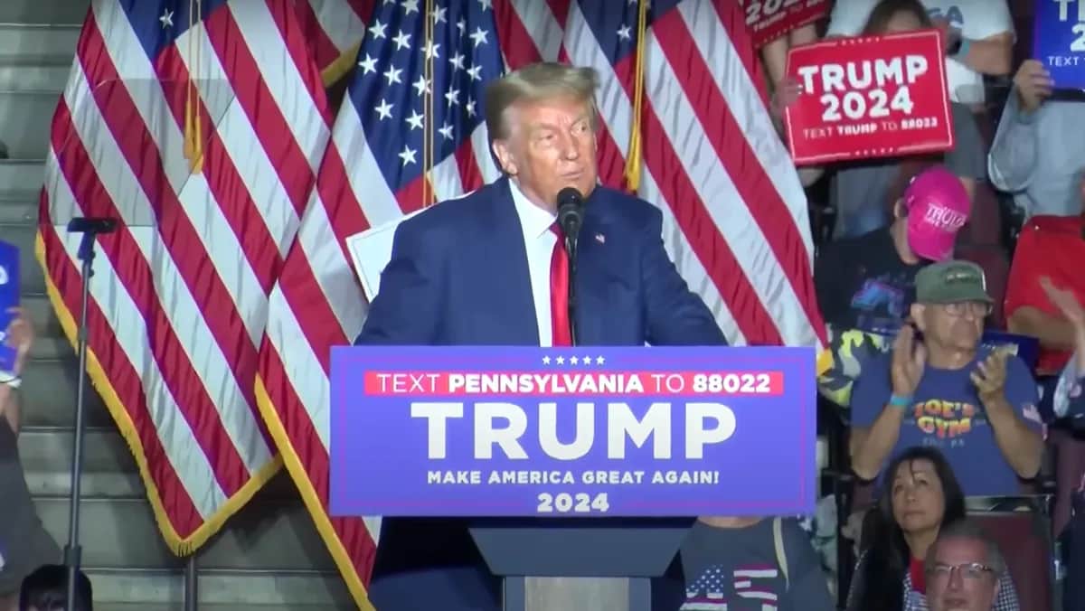 Трамп во время выступления в Пенсильвании. Скрин: видео YouTube