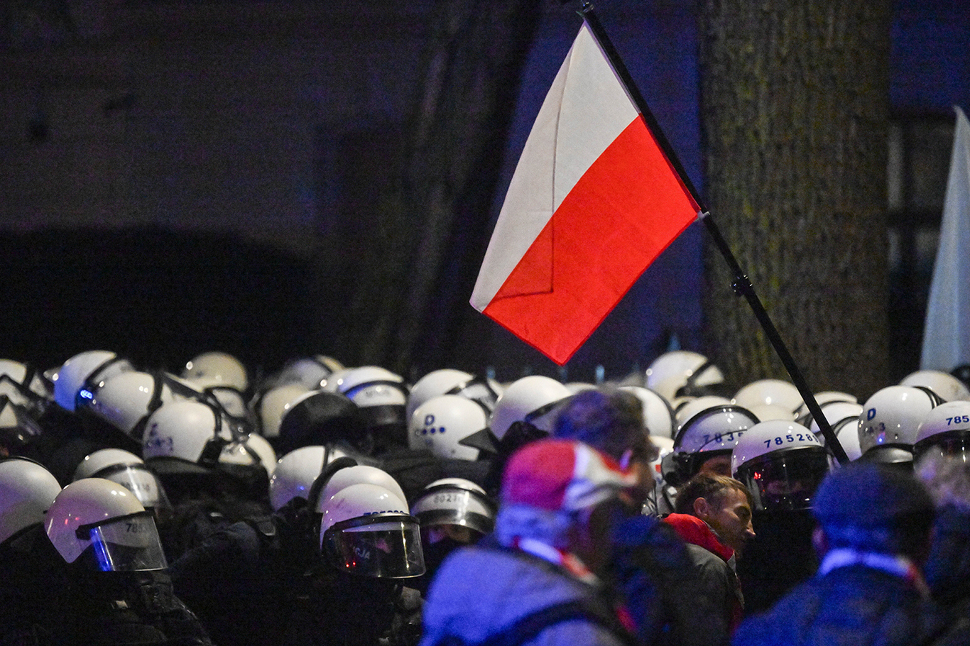 Участники протеста и сотрудники полиции у здания Конституционного трибунала в Варшаве. Польша. 31 октября 2026 года. Фото: Piotr Nowak / EPA