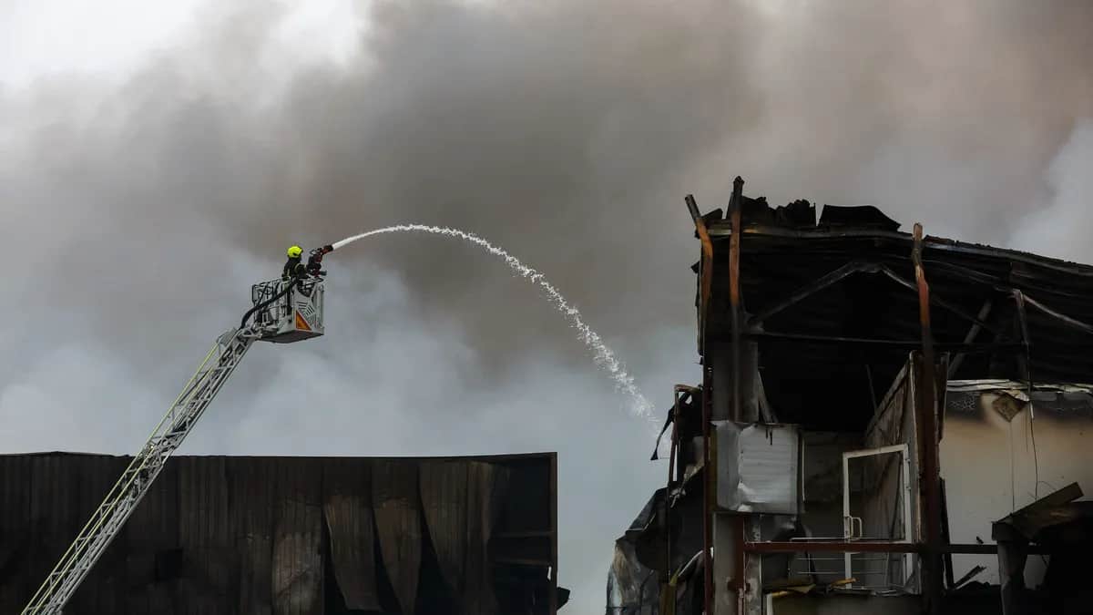 Firefighters tackle a blaze at the site of a Russian missile strike on Kyiv, Ukraine, 25 October 2025. Photo: EPA / Sergey Dolzhenko