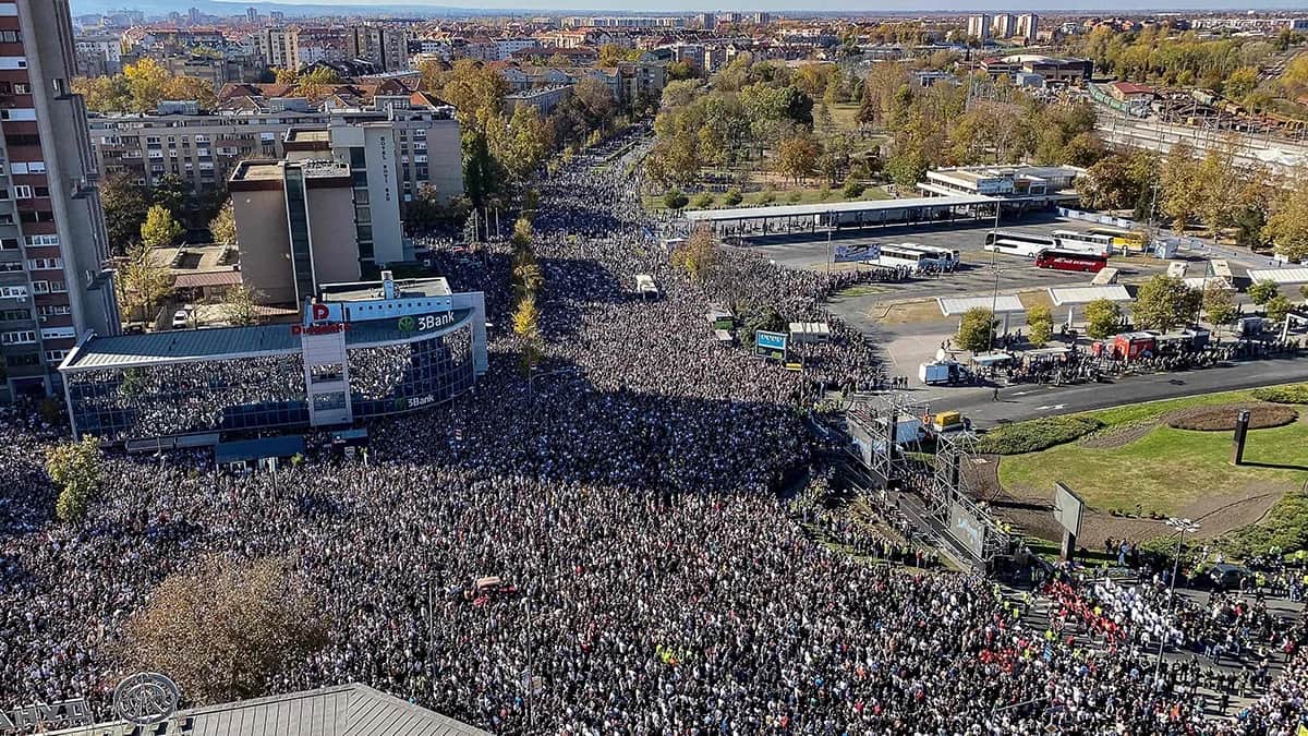 Годовщина трагедии на железнодорожном вокзале Нови-Сада, 1 ноября 2025 года. Фото: Rusmir Smajilhodzic / AFP / Scanpix / LETA