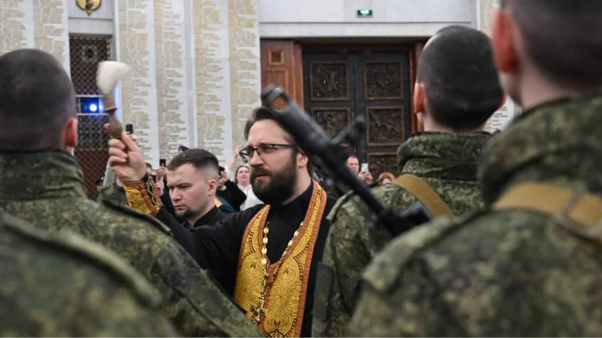 Православный священник окропляет святой водой военнослужащих во время церемонии принятия присяги в Музее Победы на Поклонной горе, Москва, 17 января 2026 года. Фото: Алексей Майшев / Sputnik / Imago Images / Scanpix / LETA