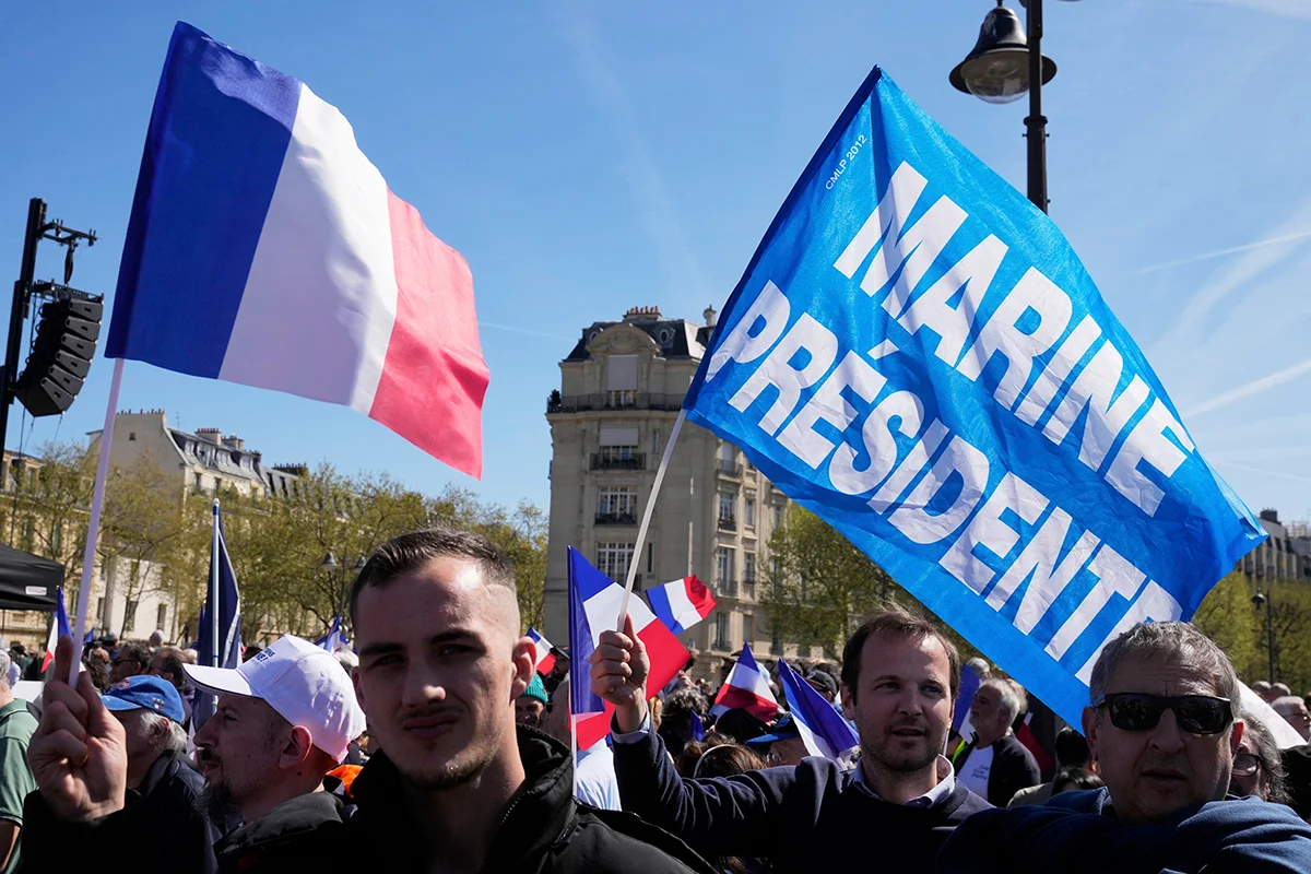 Митинг ультраправой партии Франции возле здания парламента в поддержку Марин Ле Пен в Париже, 6 апреля 2025 года. Фото: Michel Euler / AP / Scanpix / LETA