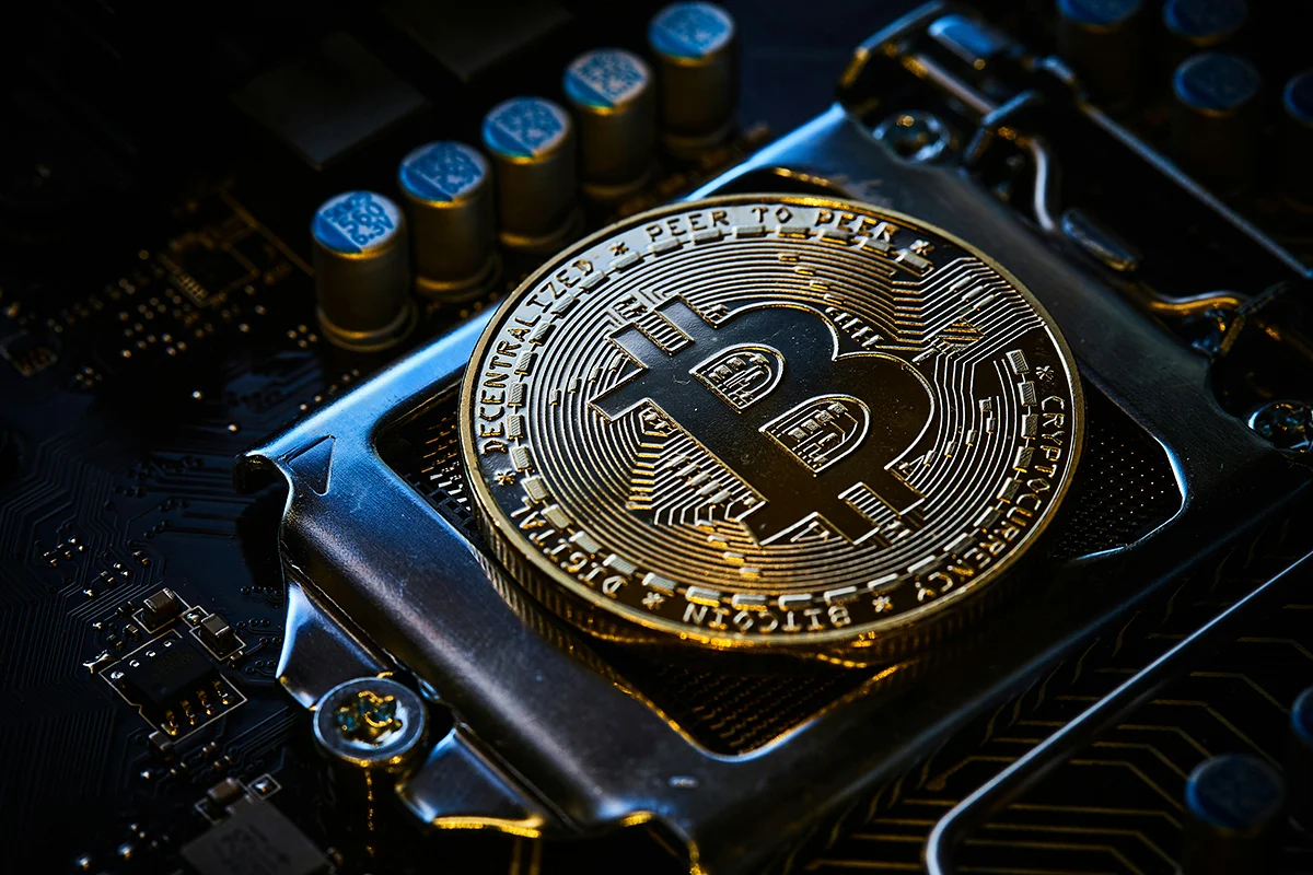 Биткойн на материнской плате компьютера. Фото: Michael Förtsch / unsplash.com