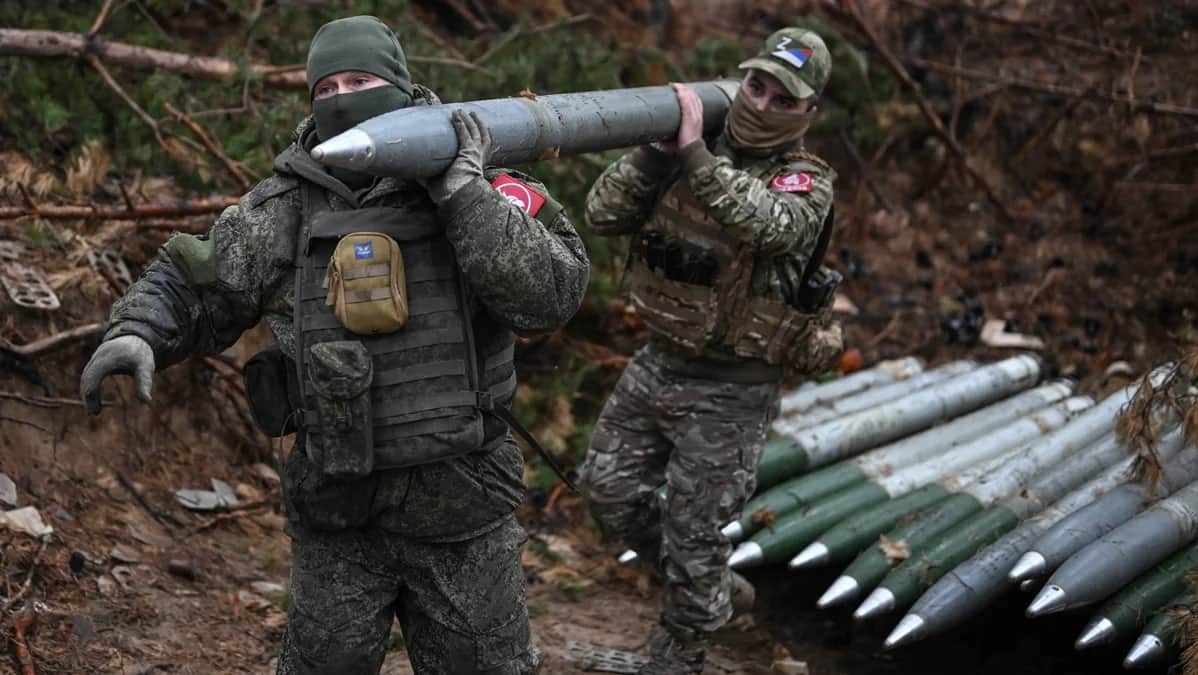 Российские военнослужащие несут снаряд для системы залпового огня «Град» в Донецкой области Украины, 17 ноября 2023 года. Фото: Станислав Красильников / Спутник / Imago Images / SNA / Scanpix / LETA
