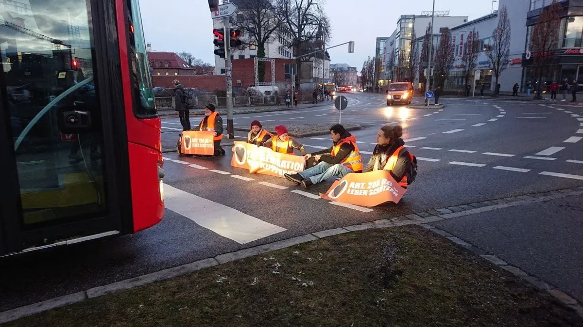 Фото с одной из акций «Последнего поколения», которая прошла 6 февраля