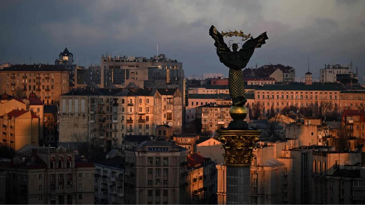 Монумент Независимости на рассвете, Киев, Украина, 24 ноября 2025 года. Фото: Sergei Gapon / AFP / Scanpix / LETA